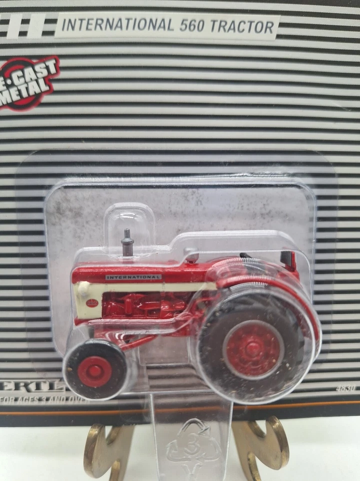 ERTL 1/64 Diecast International 560 Wide Front Tractor - NEW - Image 3 of 4