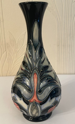 Moorcroft Snakeshead Design 17 cm Vase von Rachel Bishop Silver Line Second