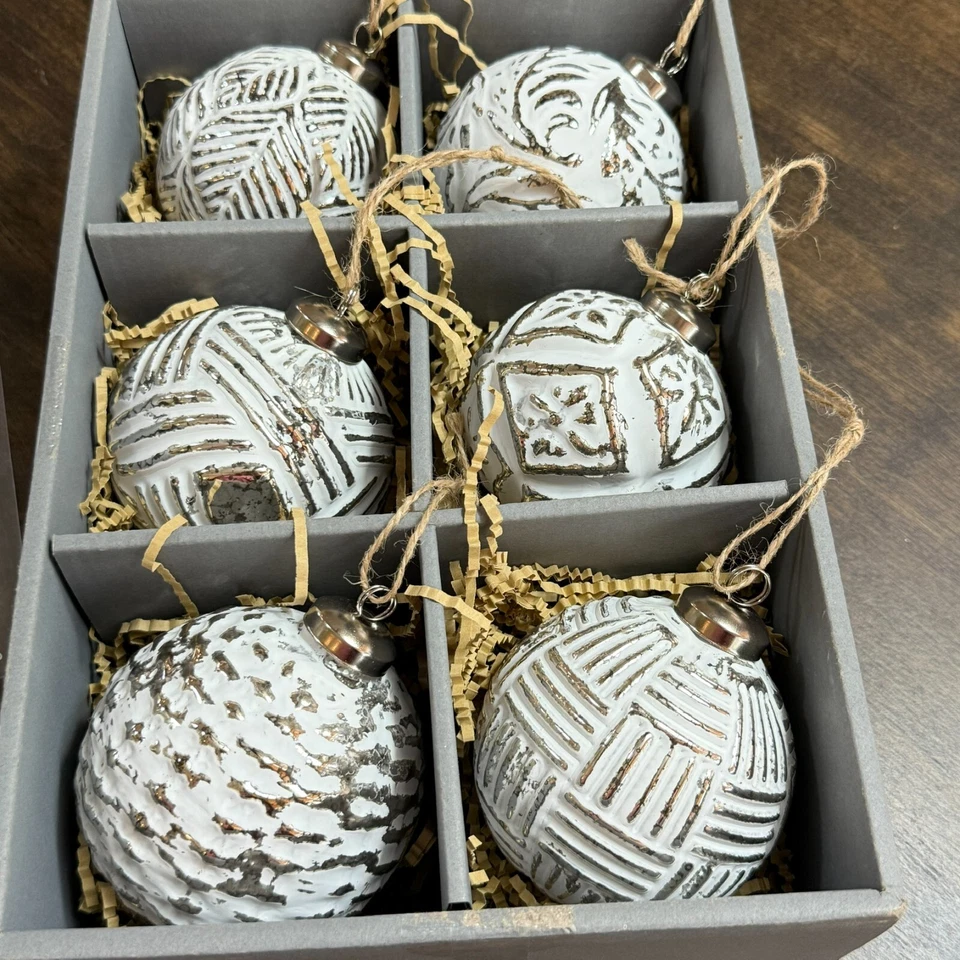 CERÁMICA GRANERO BLANCO LAVADO BOLA PLATA ÁRBOL NAVIDAD ADORNOS ~ JUEGO DE 6 Foto 2 de 4