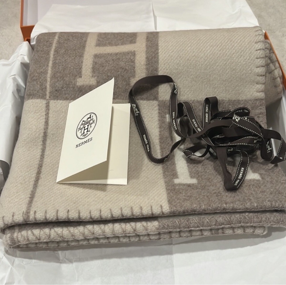 🍀BRAND NEW🍀 Hermes Avalon III throw blanket Écru / Gris 🍀BRAND NEW🍀 Hermes Avalon III throw blanket Écru / Gris