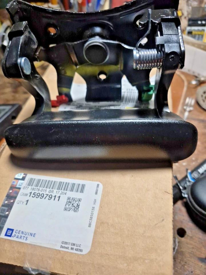 Manija del portón trasero Silverado Sierra 1999-2007 original 15997911 OEM NUEVO Foto 3 de 3