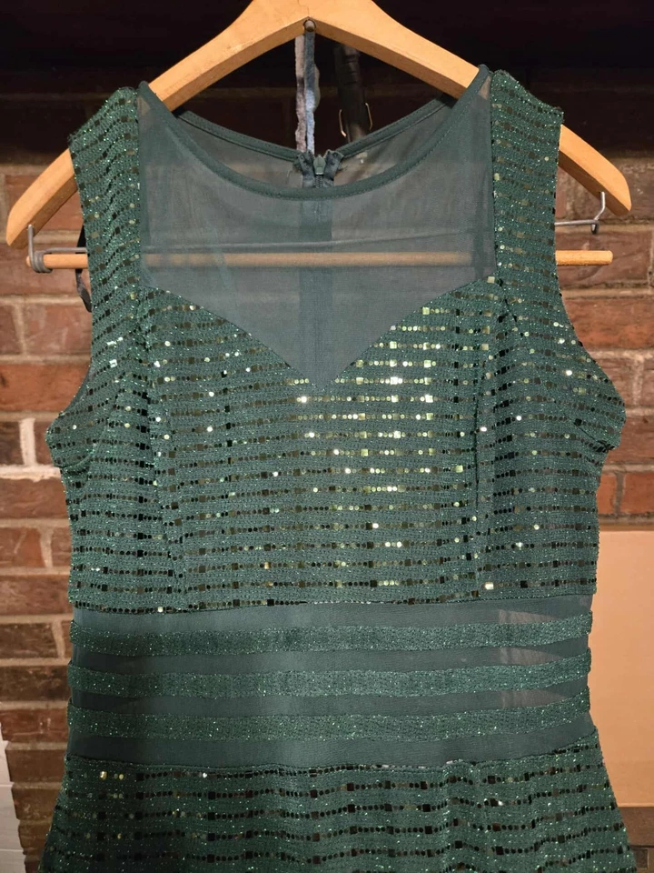 VESTIDO MIDI VERDE ESMERALDA FUNDA LENTEJUELAS VERTICAL MAC DUGGAL 10509 Enfocus Studio Foto 3 de 4