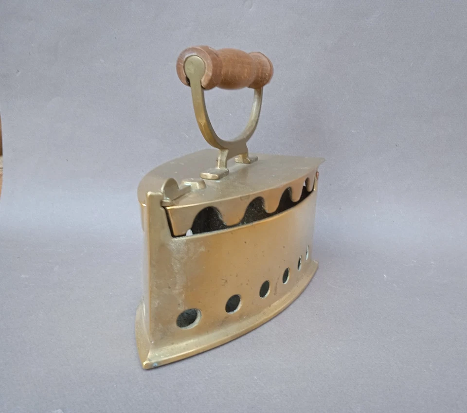 Fer à repasser à braises charbon en laiton doré métal décoration ancien vintage - Photo 3/4