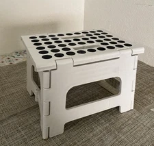 Kikkerland Rhino II Folding Stool White ZZ12-BK