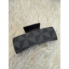 Fashion very sturdy Black claw clip with gray and black checkered pattern
