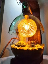 Lampada Artigianale con Bottiglia Riciclata – Design Unico con Piante e Luce LED