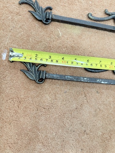 2 antiche aste per tende a braccio oscillante in ghisa ornata - Foto 4 di 5