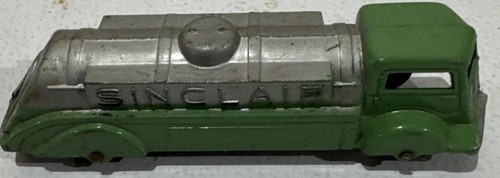 1947 Tootsietoy #1007 Sinclair Tanker Truck, Green w/Black Rubber Tires ORIGINAL
