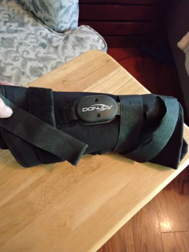 DONJOY XXXL KNEE BRACE Made with drytex material Wrap Around Knee Brace