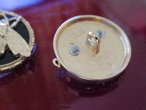 GUCCI 4 BEE BUTTONS 18MM gold tone, BLACK, FAUX PEARL THIS IS FOR 4 - Picture 4 of 6