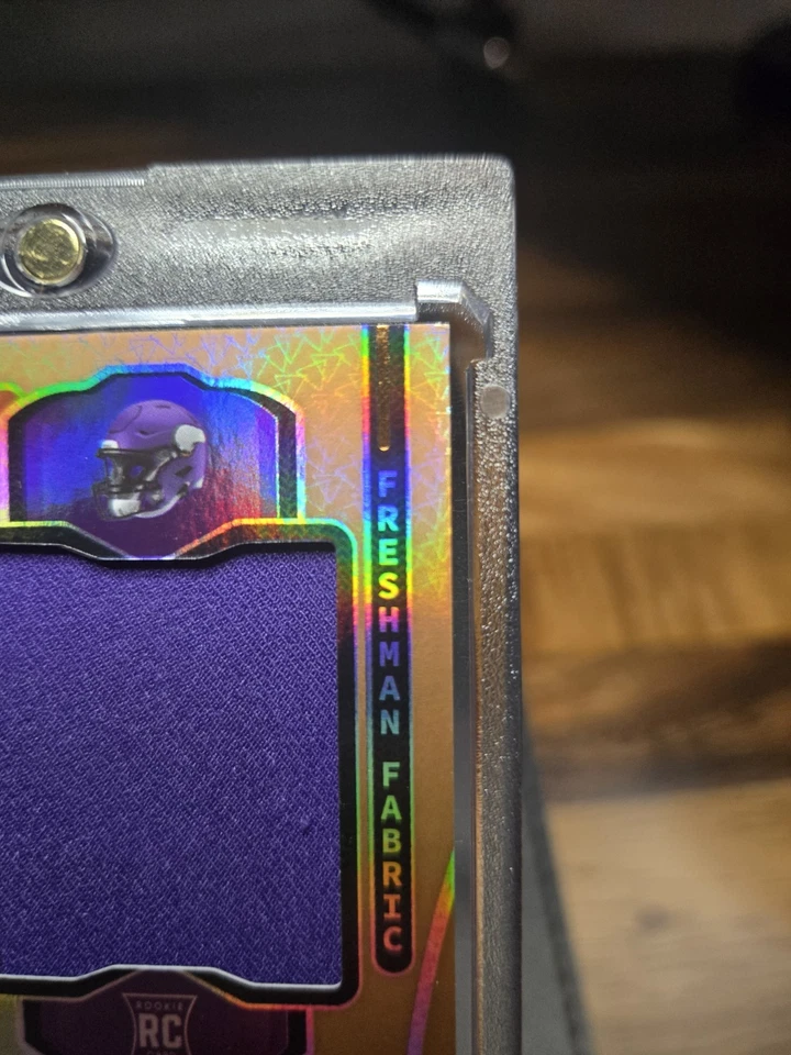 Assinaturas espelhadas de tecido de calouro com certificação Panini 2024 J.J. McCarthy #FMS-JMY - Imagem 3 de 4