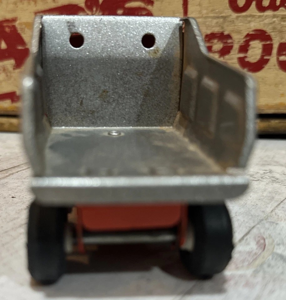 Camión de volteo de juguete pequeño de metal rojo y (plateado) Tonka 55010 vintage raro años 70  Foto 4 de 4