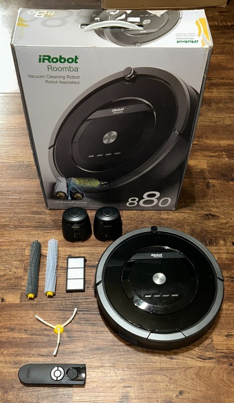 iRobot Roomba 880 Vacuum with extras – Excellent condition new battery