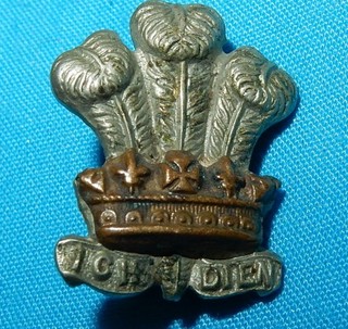 WW1 ERA THE LEINSTER REGIMENT (ROYAL CANADIANS) BI METAL COLLAR BADGE GENUINE