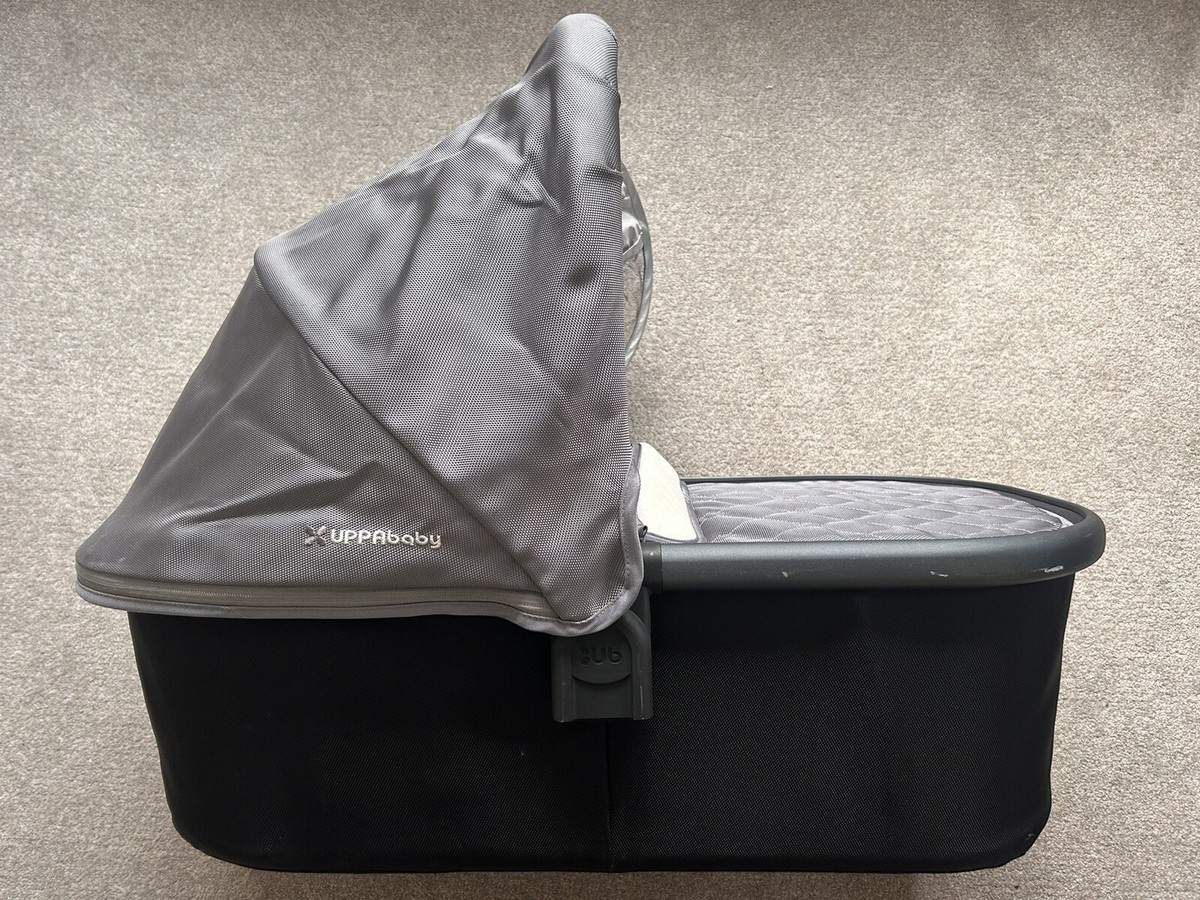 Uppababy Cruz bassinet Grey (plus Rain Cover mattress) Great
