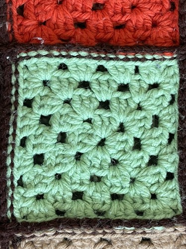 Vintage 70er Jahre gehäkelt Granny Square Afghan Überwurf bunt 46x40 Handarbeit Roseanne - Bild 3 von 8