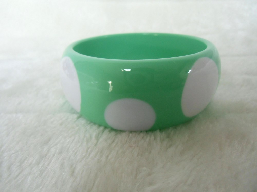 Bracelet bangle épais résine vert sapin fleurs sculpté gravé rétro vintage pinup