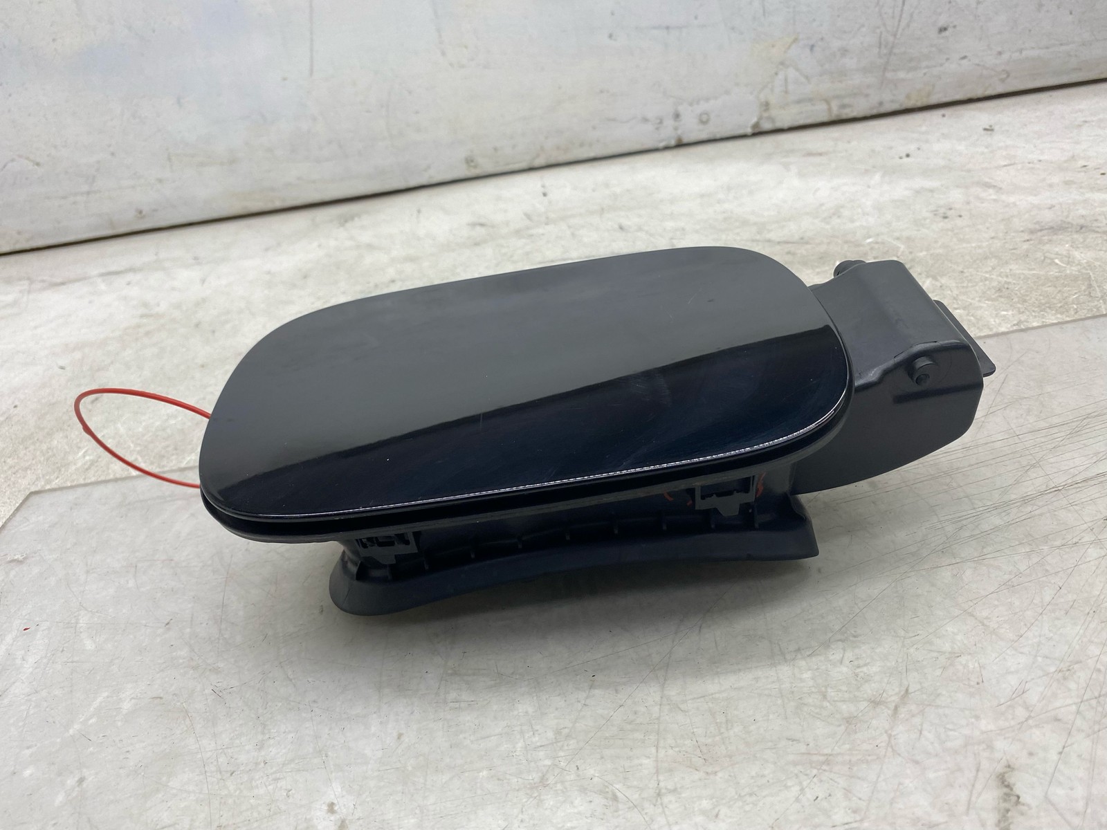2015-2020 BENTLEY BENTAYGA FUEL TANK FILLER DOOR W/ POCKET & CAP BELUGA (A1A1)