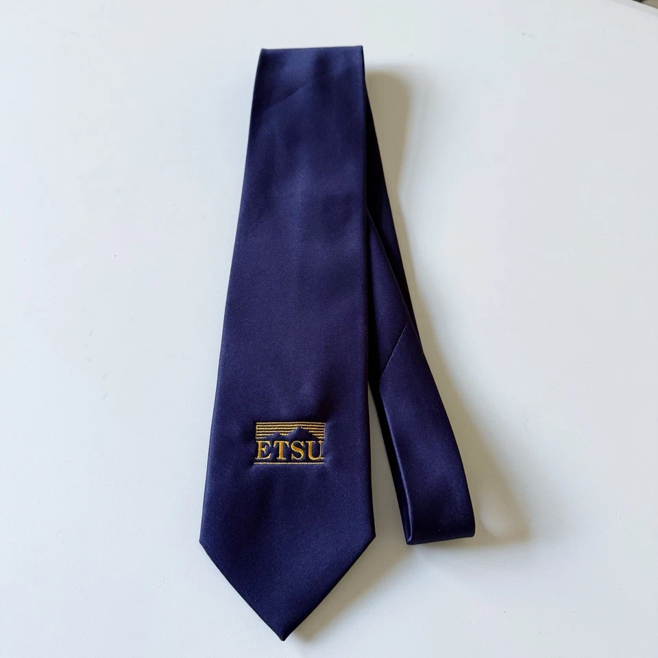 Corbata de cuello ETSU para hombre azul marino liso bordada dorada East Tennessee State Foto 2 de 4