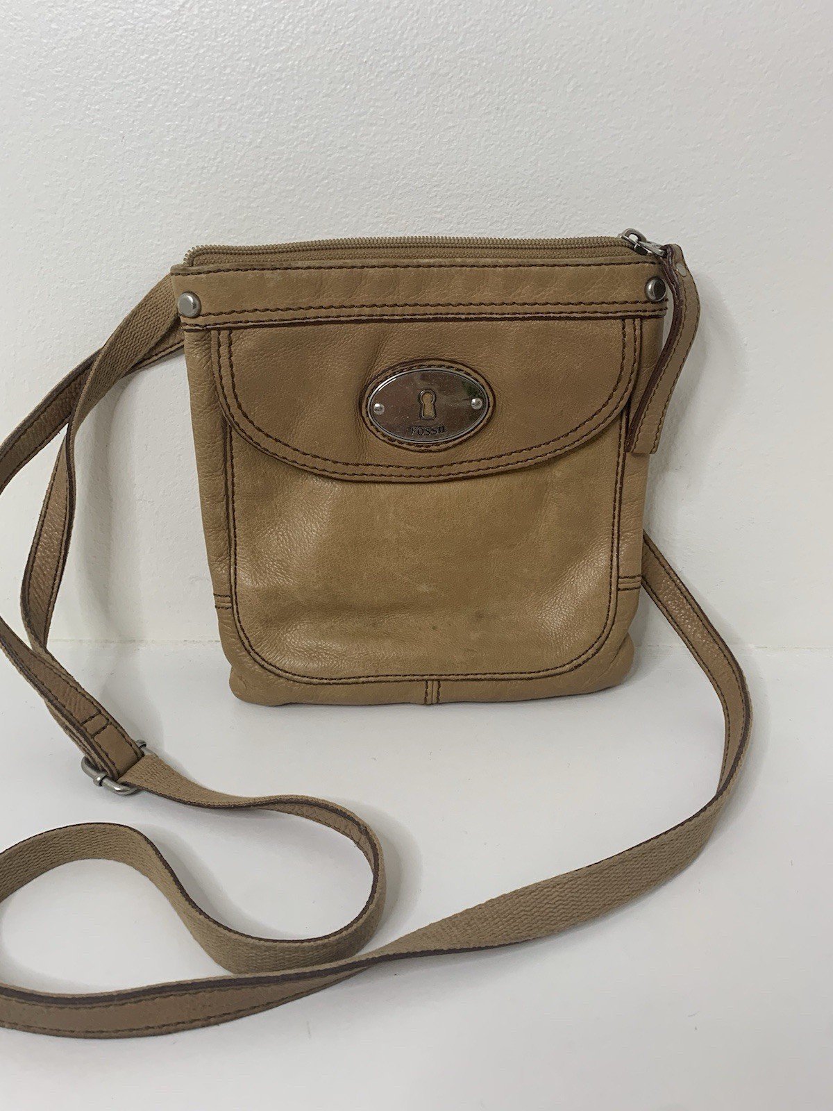 Vintage Fossil Camel leather crossbody bag purse Silver Logo Lined Pockets Strap