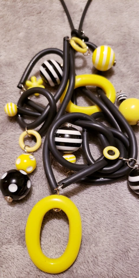 Collar Colgante Goma JBTB 21", Artesanal, Negro Blanco Amarillo y Cuentas Foto 2 de 4