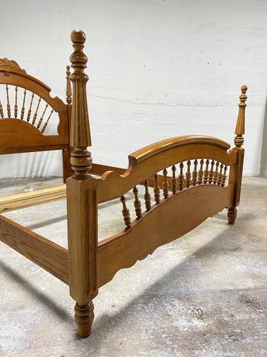 Lexington Furniture Victorian Sampler Collection Spindle Queen Full Bed - Picture 8 of 19