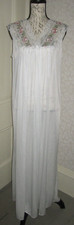 Vtg white long sleeveless nightgown w lace v neck, pink roses, ladies' size M