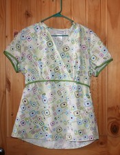 SB SCRUBS Brand Scrub Top Pockets Size: Medium GREEN colorful print PRETTY 