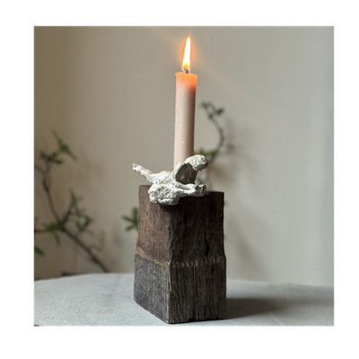 Kerzenhalter «Lost in a Book». Handarbeit. Beton, Holz