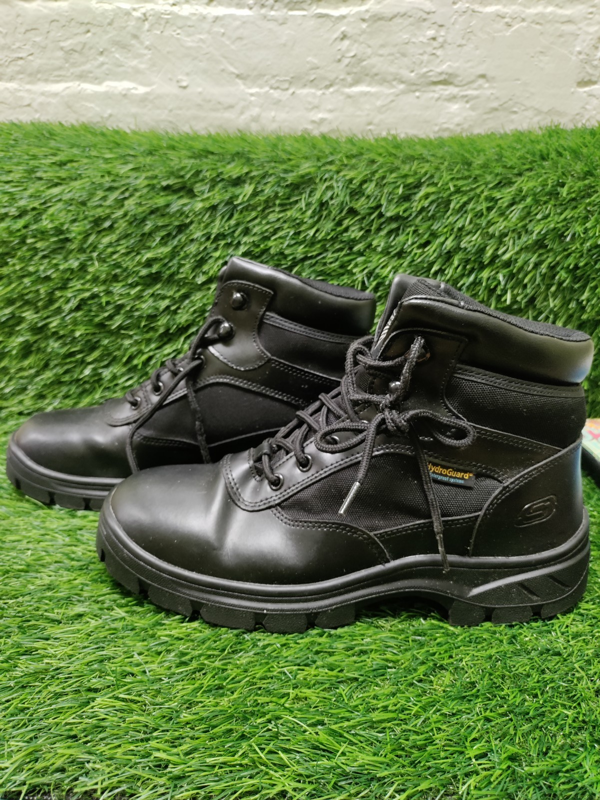 Sketchers RelaxedFit Men Size  8.5 Black Leather Waterproof Slip Resistant Boot