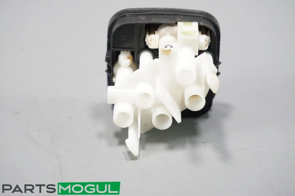 2008 MERCEDES CLS63 AMG (C219) RIGHT FRONT PASSENGER SEAT LUMBAR SWITCH BUTTON - Image 4 of 4