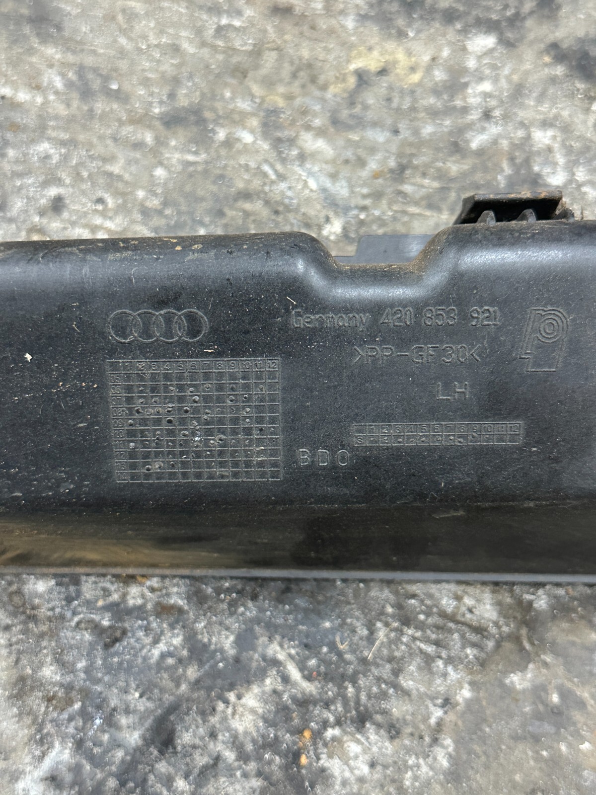 2014 AUDI R8 OEM REAR LEFT DRIVER SIDE SKIRT ROCKER MOUNT BRACKET 420 853 921
