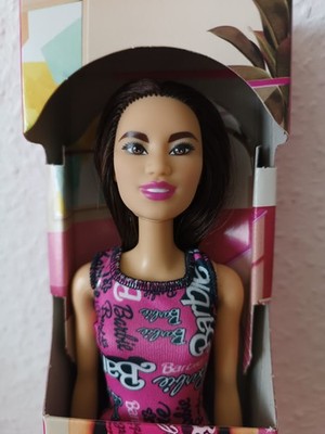 Schöne Barbie Puppe 30 cm Sakura aus Vinyl m. dunkelbraunen Haaren