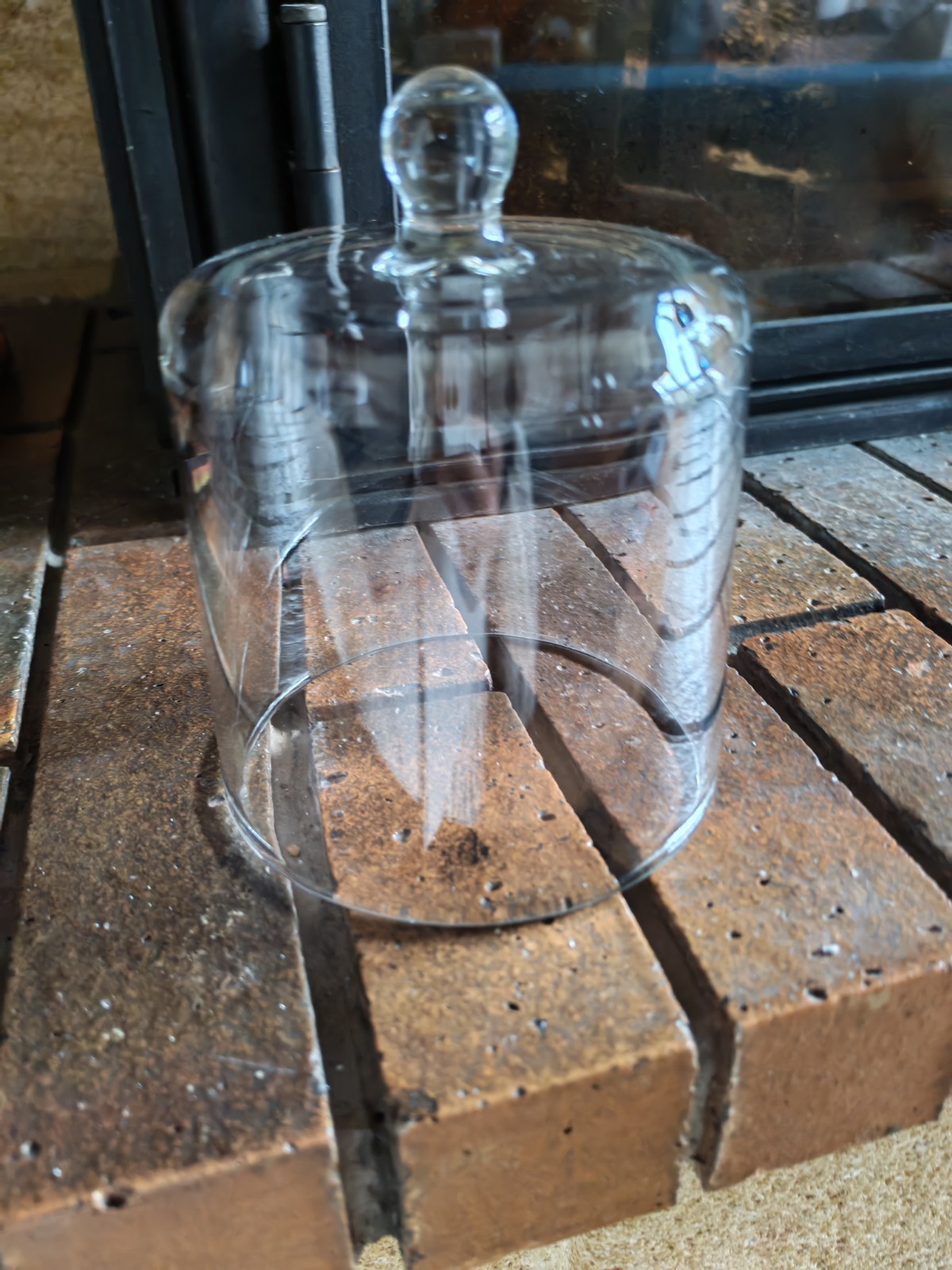 Petite et haute cloche en verre rustique pour protéger les fromages et sublimer les desserts