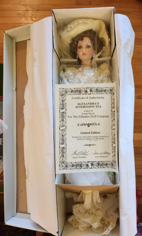 Muñeca coleccionable de porcelana Alexandra Afternoon Tea - Nominada al Premio a la Excelencia Foto 4 de 4