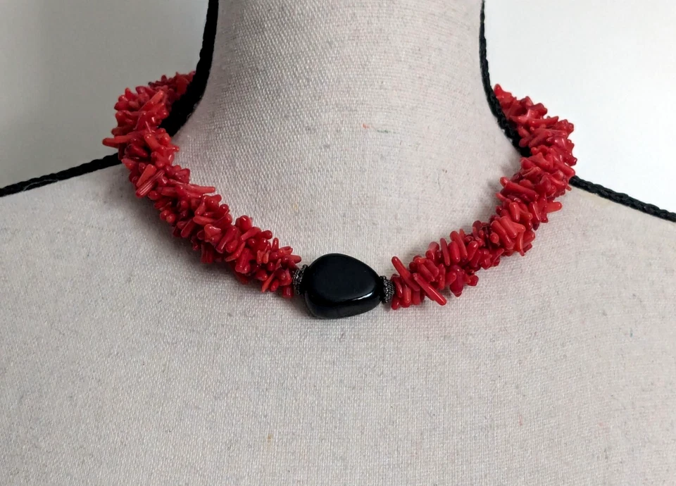 Colar de contas vintage preto ônix pedra central 3 fios galhos de coral vermelho 17" - Imagem 2 de 4