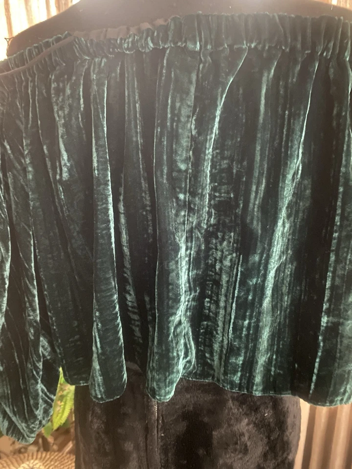 Top corto Top Shop de terciopelo verde fuera del hombro talla pequeña nuevo con etiquetas Foto 4 de 4