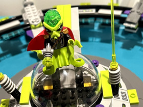 Lego 7065 Alien Conquest Mothership 100% Complete w/ Figs & Manual, sound bric