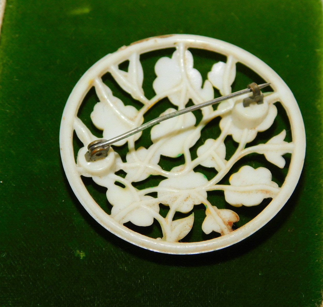 Broche Vintage En Plastique Celluloïd - Motif Fleur De Lys De Pâques Avec Ressort, Milieu Du XXe Siècle - Occasion