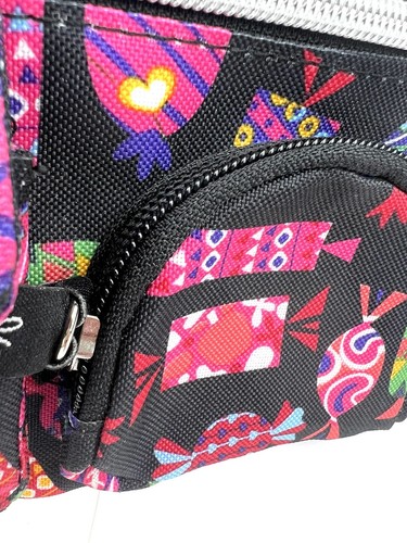 Muñequera Lily Bloom Sweet Talkin Candy Kim negra rosa varias cremalleras - Imagen 14 de 19
