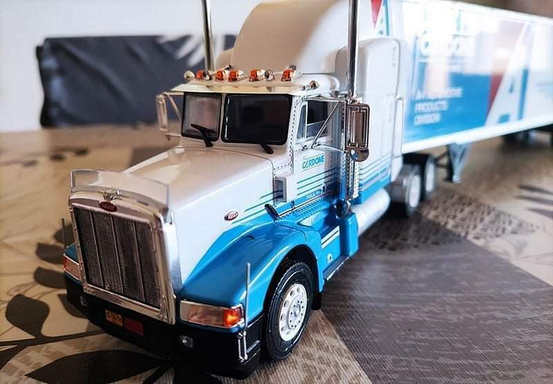 Semi-trailer 😎 Truck Peterbilt 377 cardone 1:43 New in Box