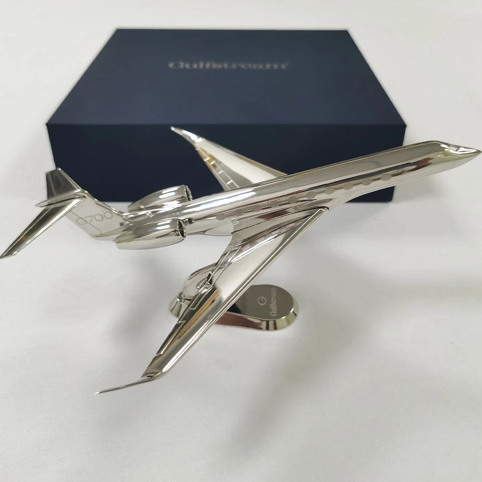 1:150 Silver Metal Gulfstream G700 Static Aircraft Display Model With Base - Image 3 of 4