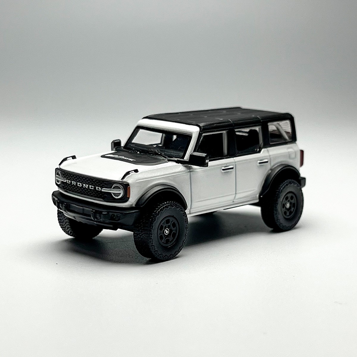 1:64 Ford Bronco Open Air 4x4 Diecast Metal Model Car Off-Road SUV - White