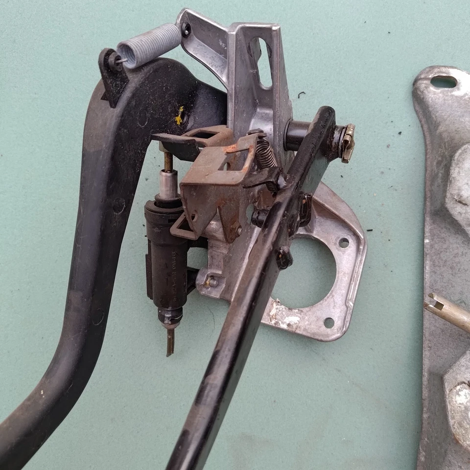 Soporte de montaje de transmisión manual BMW E46 316 318 palanca de cambios embrague pedales de freno LH Foto 3 de 4