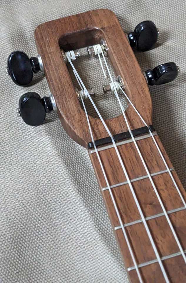 Magic Fluke concert ukulele natural spruce, hardwood fretboard - Image 3 of 3