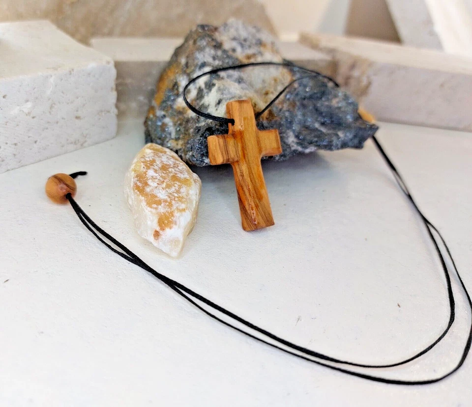 Collar Colgante Cruz Cruces 7 madera de olivo Producto Artesanal - Imagen 4 de 4