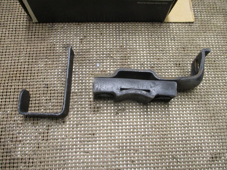 Cadillac DeVille Calais 1969 1970 NOS tubo de escape trasero a soporte de cuadro 3633297 Foto 3 de 4