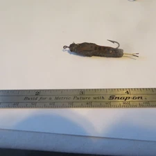 FLY FISHING LURE UNKNOWN   1½"  FLAT BOTTOM MINNOW GREEN
