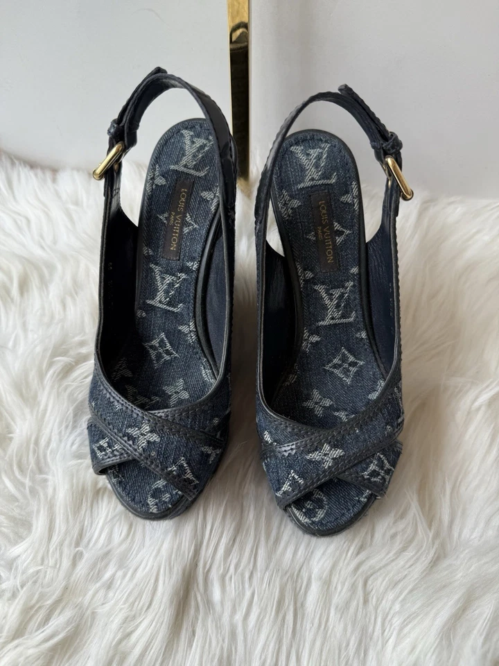 Louise Vuitton 坡跟凉鞋蓝色和白色印花 5 码 — 第 2/4 张图片