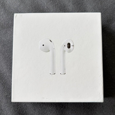 Apple AirPods In-Ear-Kopfhörer Bluetooth mit Wireless Charging Case Weiß